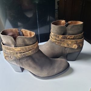Dingo ankle boots